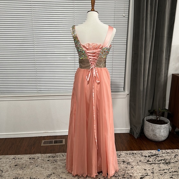 Beautiful dress. Worn only few time. Light peach color. - Picture 4 of 5